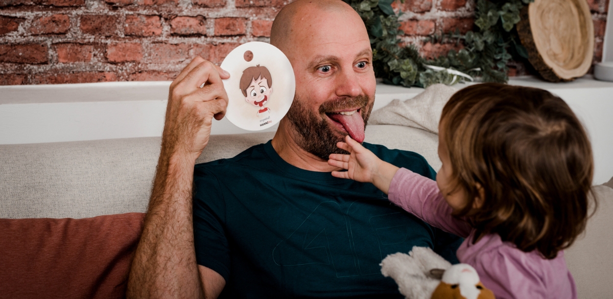 Papa macht Ekel nach und streckt die Zunge aus