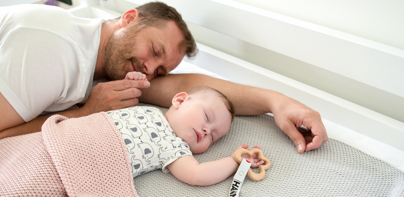 Vater und Baby schlafen