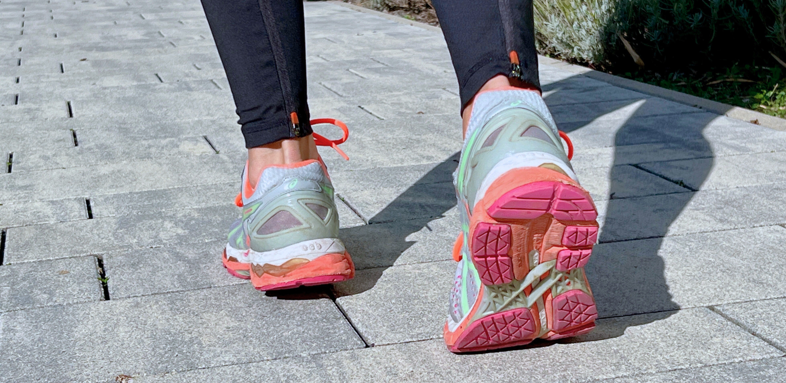 Vater und Baby schlafen