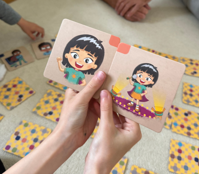 2 Memokarten. Eine Karte mit den Gesichtausdruck und andere mit einer passenden Situation