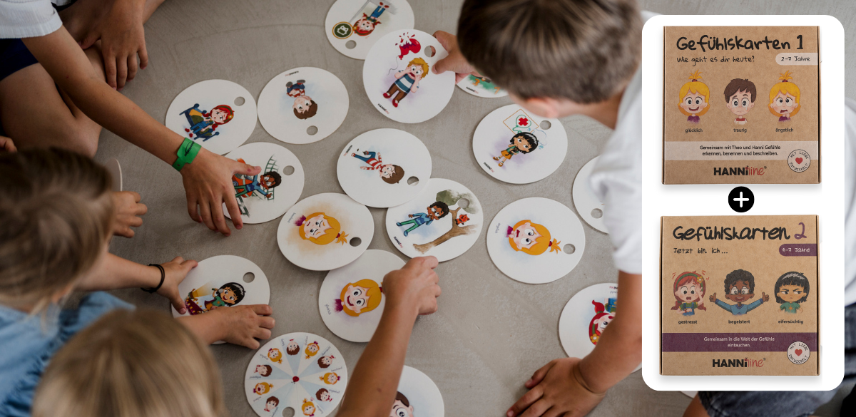 Kinder spielen mit Gefühlskarten