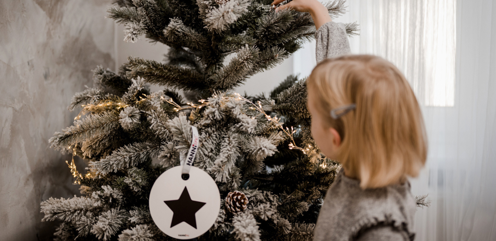 Kind dekoriert den  Weihnachtsbaum