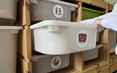 Schublade mit einem Ordnungssticker