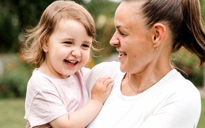 mama und Kind lachen entspannt