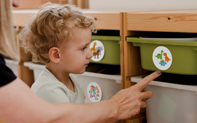 Mama erklärt das Ordnungssystem im Zimmer