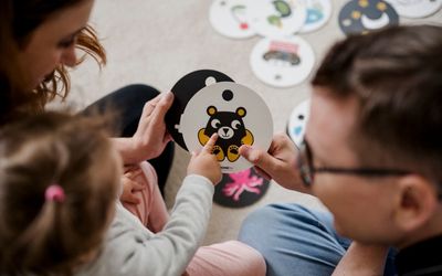 Mama erklärt das Ordnungssystem im Zimmer