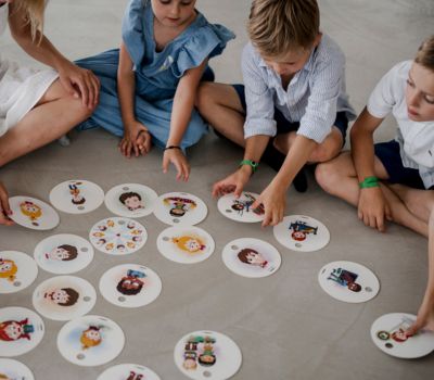 Kinder suchen eine passende Gefühlskarten aus
