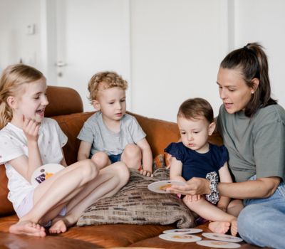 Pädagogin spricht über Gefühle mit Kindern und zeigt die Gefühlskarten