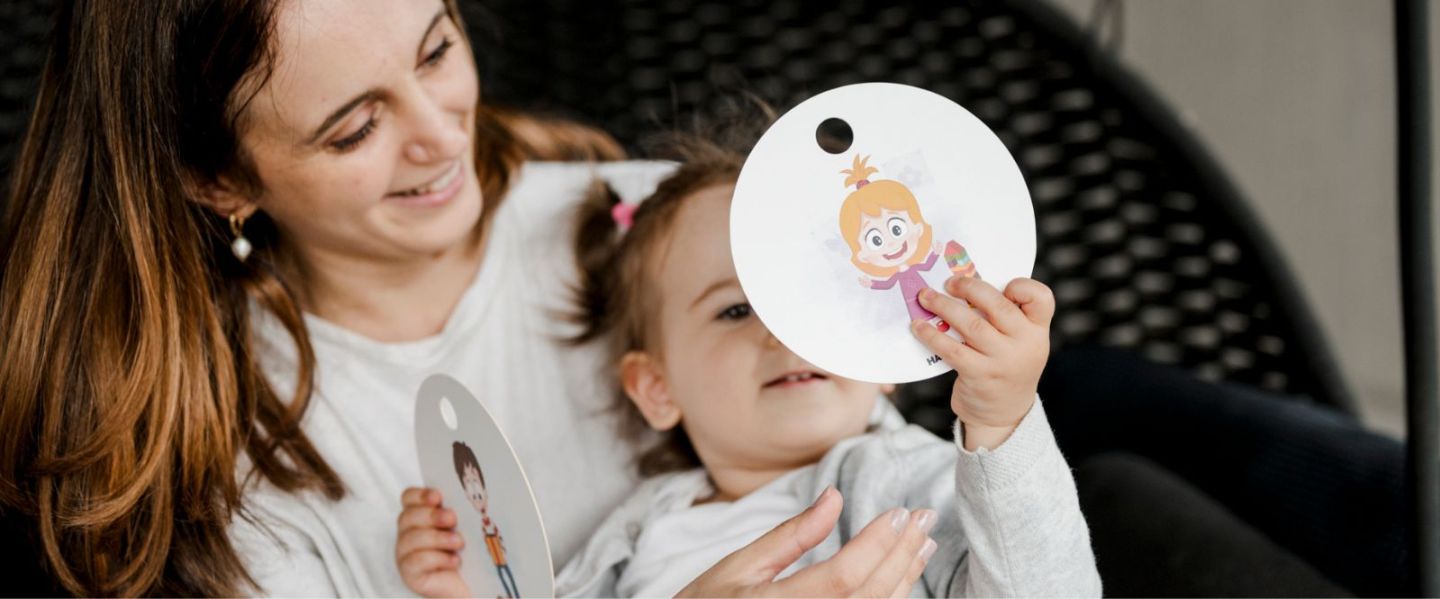 Mama und Tochter schauen sich die Gefühlskarten an