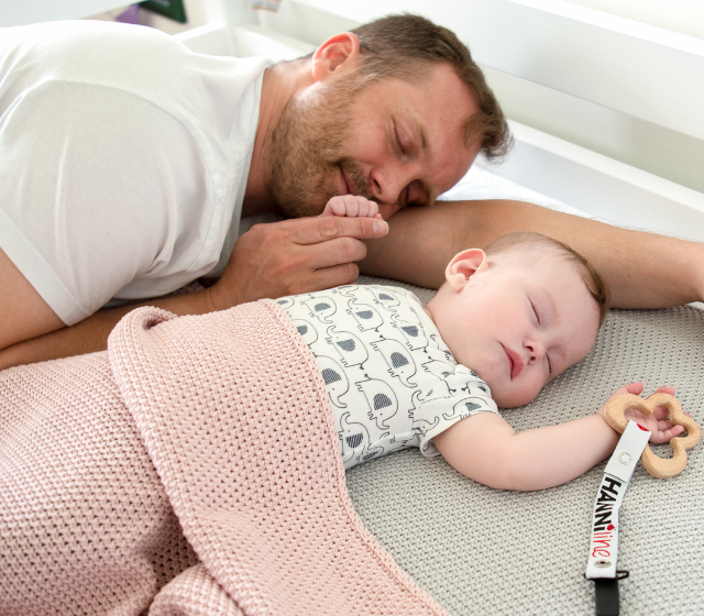 Vater und Baby schlafen
