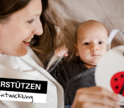 Mama zeigt ihrer Tochter eine Kontrastkarte