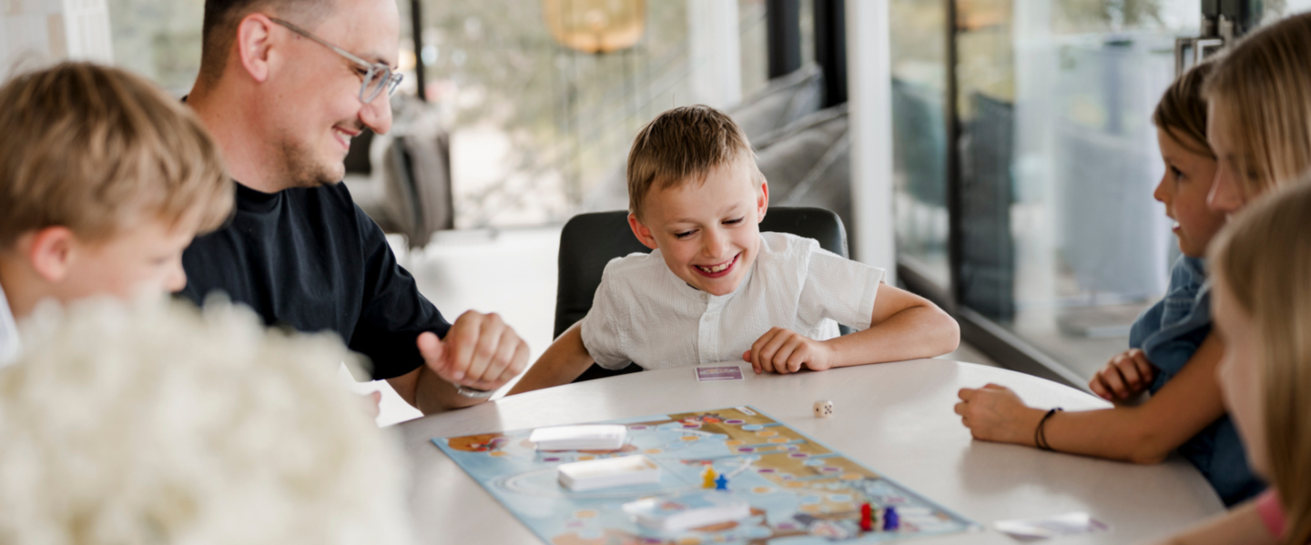 Kinder spielen ein Familienspiel