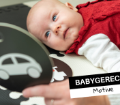 Baby schaut sich eine Kontrastkarten an