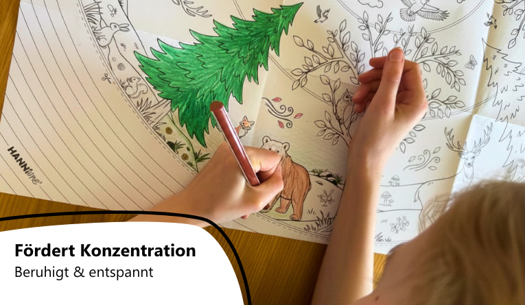 Kind malt eine Mandala konzentriert aus