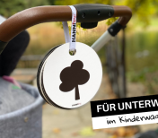 Kontrastkarten hängt am Kinderwagen