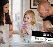 Kind spielt mit Schwester und Onkel eine Achterbahn der Gefühle Spiel