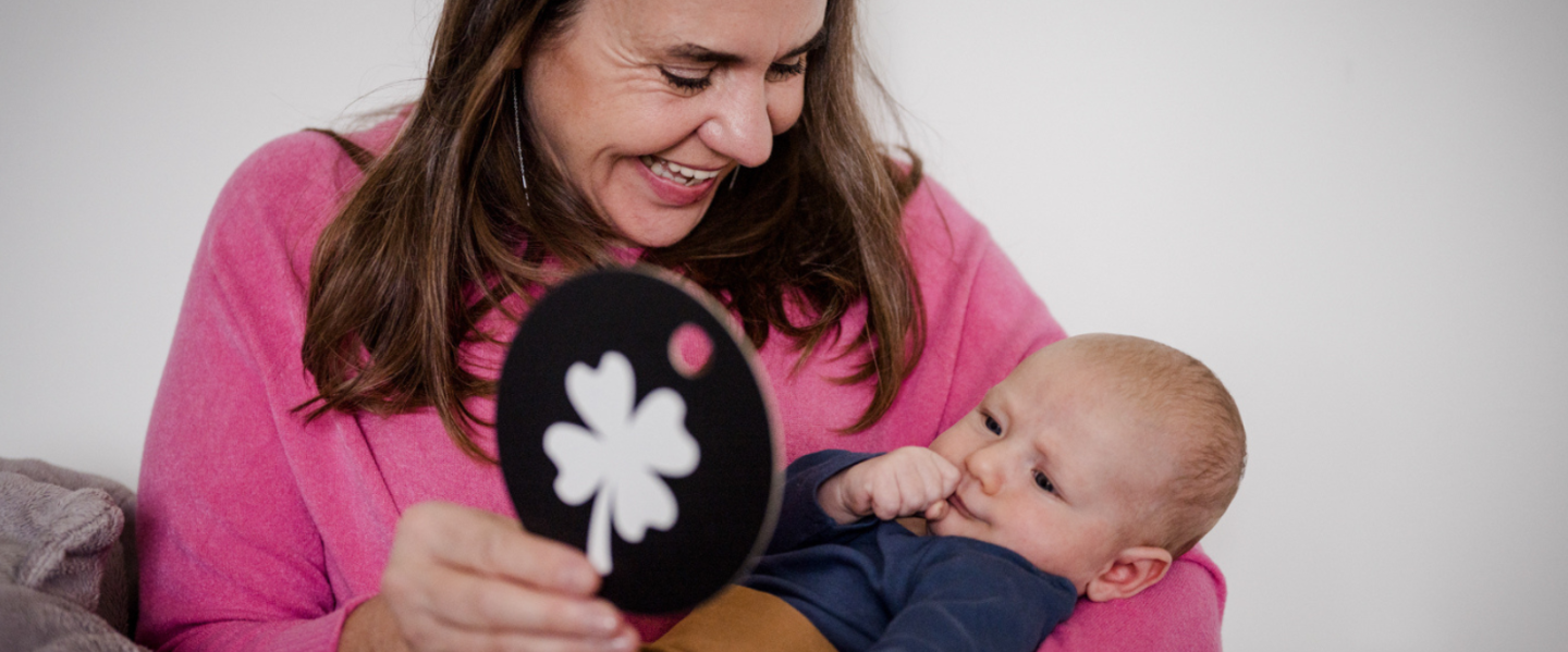 Oma  und Baby schauen  sich eine Kontrastkarte an