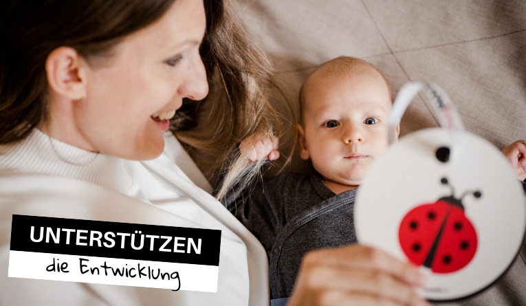 Mama zeigt ihrer Tochter eine Kontrastkarte