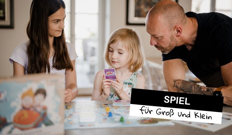Kind spielt mit Schwester und Onkel eine Achterbahn der Gefühle Spiel