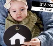 Mama zeig ihrem Baby eine Kontrastkarte