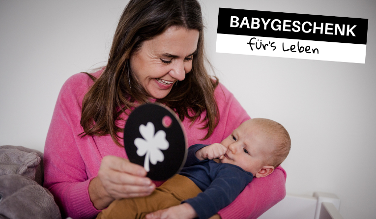 Oma zeig ihrem Enkel eine Kontrastkarten