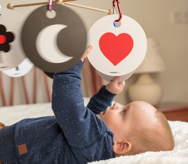 Baby sieht interessiert eine Kontrastkarte an