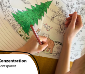 Kind malt eine Mandala konzentriert aus