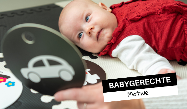 Baby schaut sich eine Kontrastkarten an