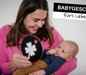 Oma zeig ihrem Enkel eine Kontrastkarten