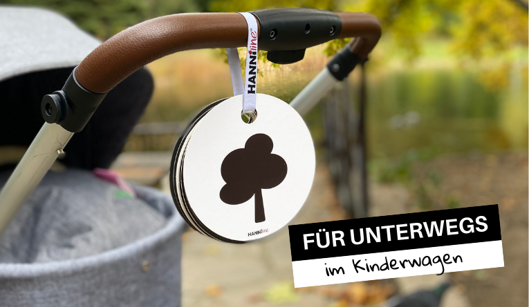 Kontrastkarten hängt am Kinderwagen