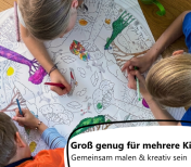 Kinder malen eine Mandala am Boden aus