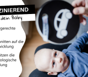 Baby schaut konzentriert eine Kontrastkarten an