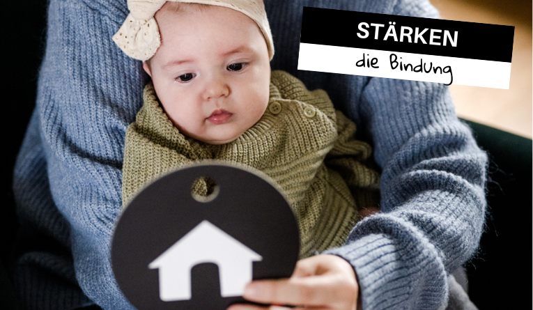 Mama zeig ihrem Baby eine Kontrastkarte