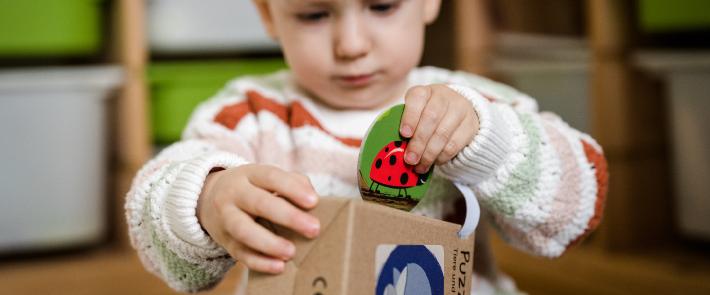 Kleinkind spielt ein Steckspiel